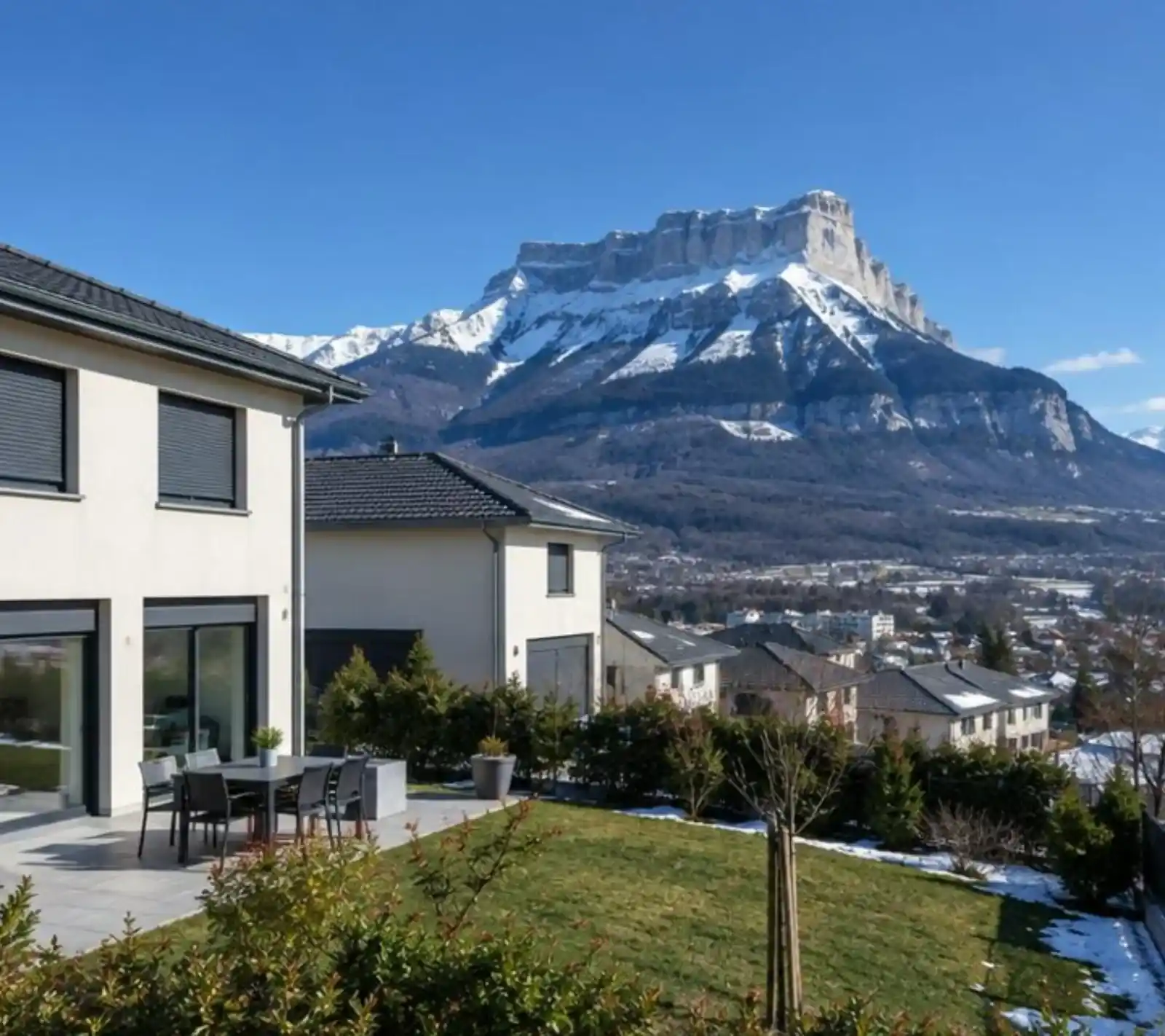 Maisons de Crolles au pied de la Dent de Crolles