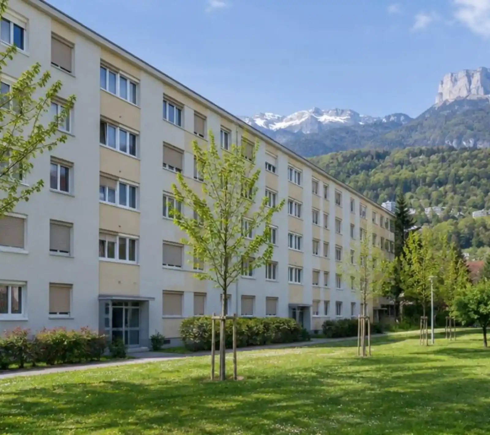 Immeubles d’Échirolles aux fenêtres PVC et volets roulants, collines du sud grenoblois