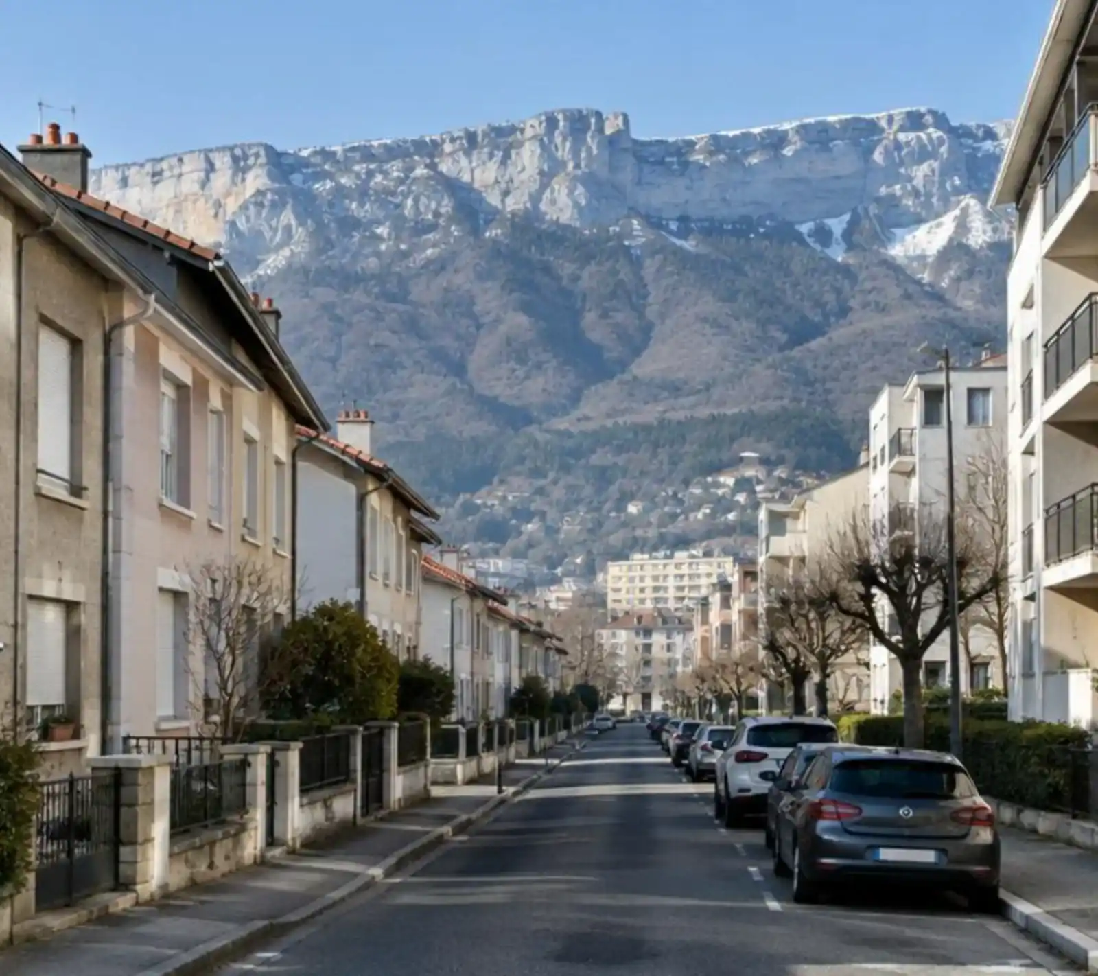 Maisons et petits immeubles de Fontaine au pied du Vercors