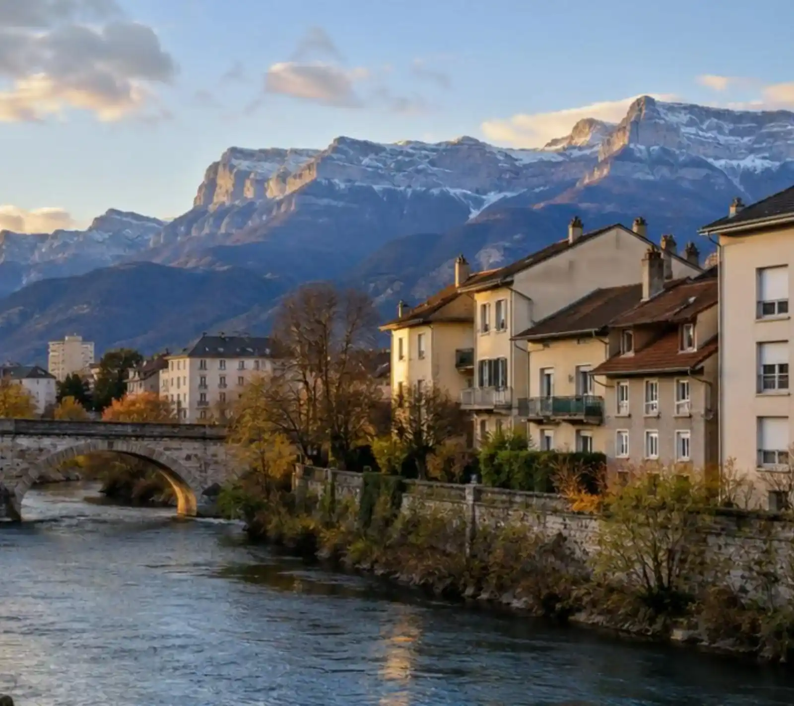 Immeubles du Pont-de-Claix au bord du Drac, montagnes du Vercors