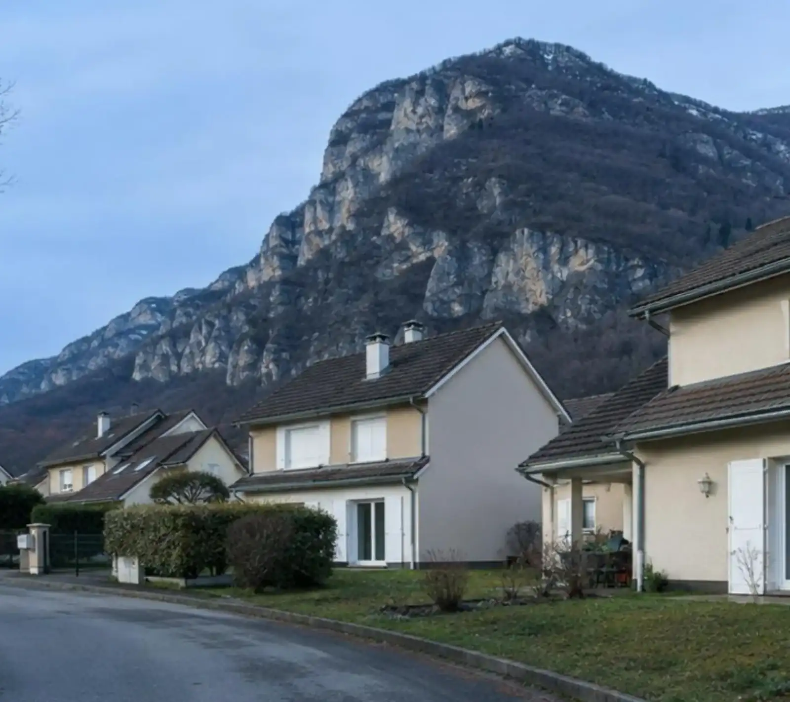 Lotissement de Saint-Égrève, volets roulants et sommet du Néron