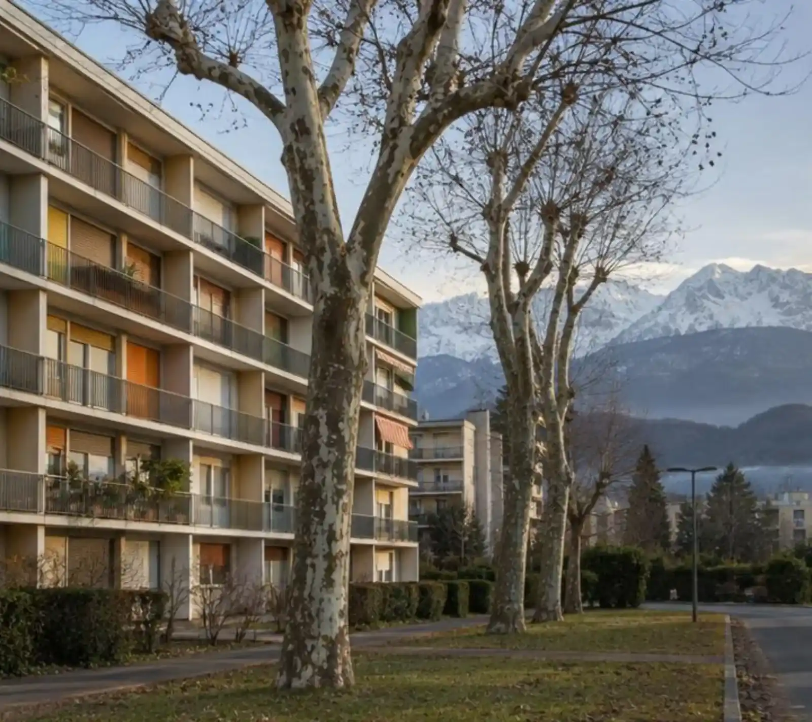 Résidence de Saint-Martin-d’Hères aux balcons et volets roulants, Belledonne au fond