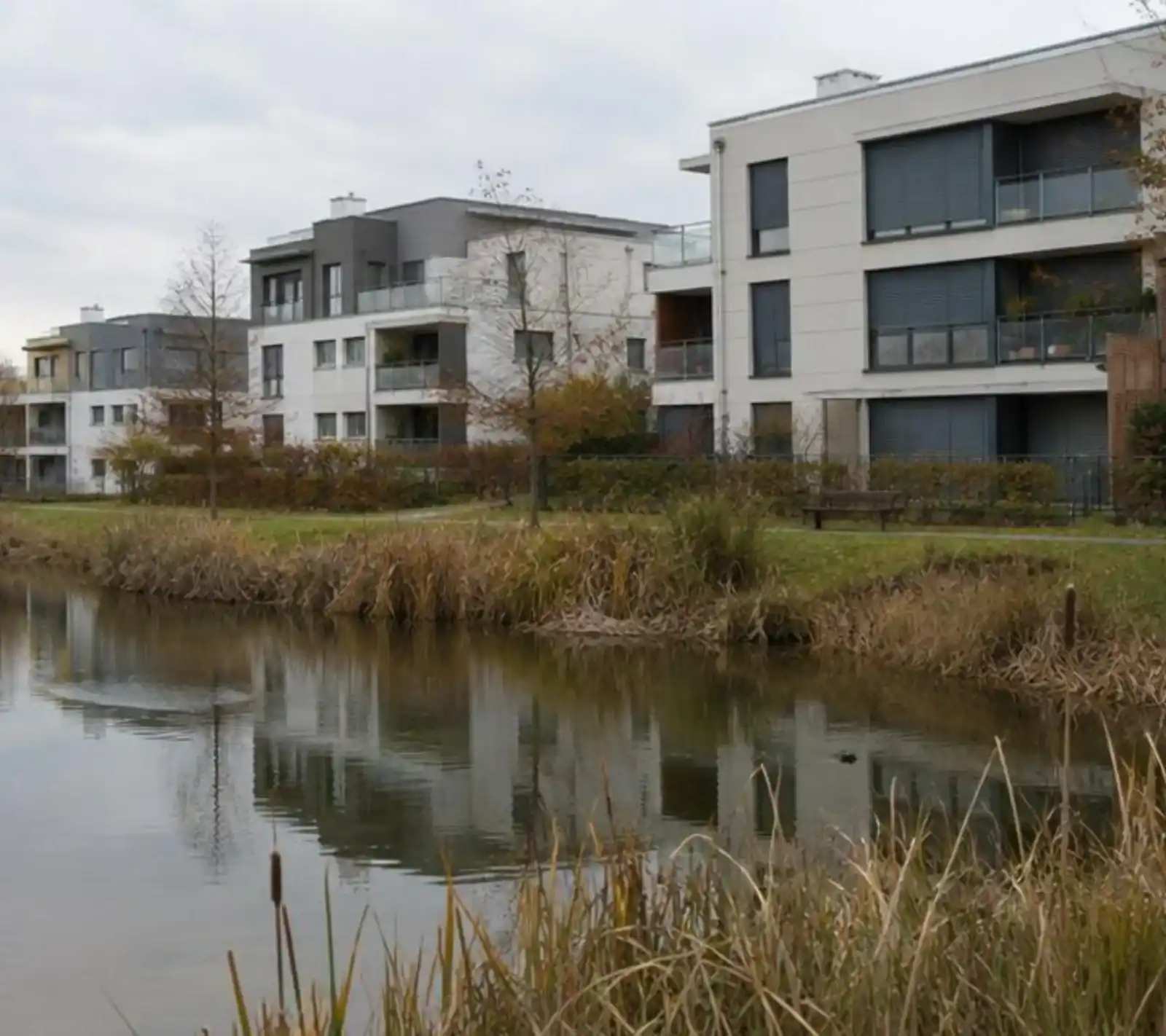Logements de Villefontaine entre étangs et verdure